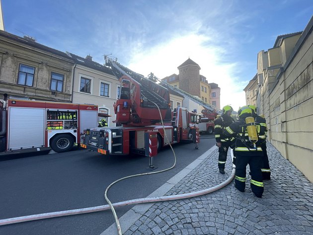 VIDEO: Požár v historickém jádru Hradce Králové. Hořelo v podkroví domu v Mýtské