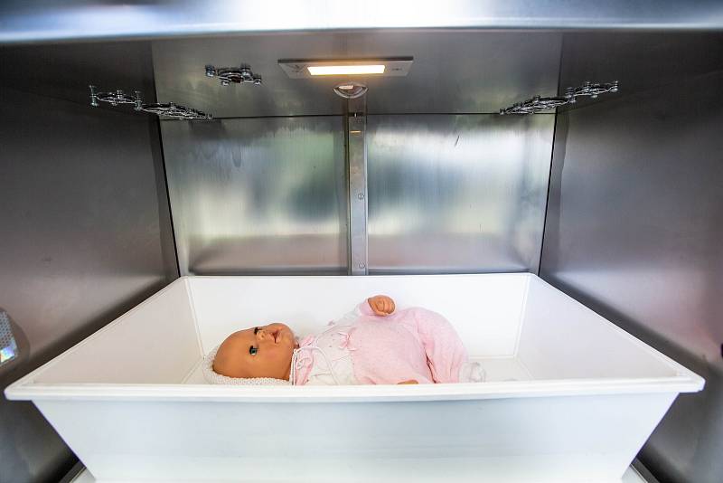 Modernizovaný Baby box byl instalován na záchranné službě v Hradci Králové. Představil ho i zakladatel babyboxu Ludvík Hess