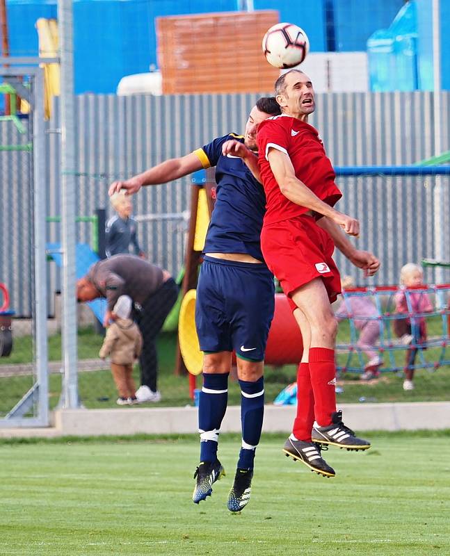 OKRESNÍ PŘEBOR Nechanice (v modrém) – Dohalice 3:1.