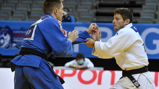 Mistrovství Evropy v judu v Praze - váhová kategorie do 66 kg - muži, 1. kolo: Pavel Petřikov (vpravo) a Strahinja Bunčič ze Srbska.