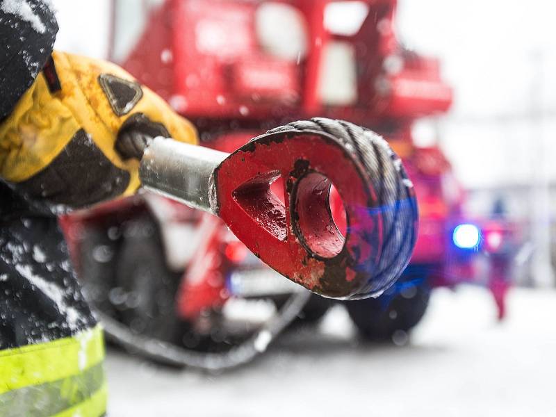 Sněhová kalamita na Královéhradecku. Zapadlý autobus hrozil pádem v obci Dolní Rybníky na Náchodsku z kopce museli ho vyprostit hasiči.