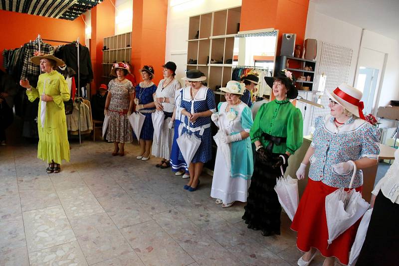 Slavnostní otevření sociálního šatníku na královéhradecké třídě Edvarda Beneše.