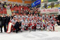 Hradečtí hokejisté se radují z vítězství na turnaji v Kitzbühelu.