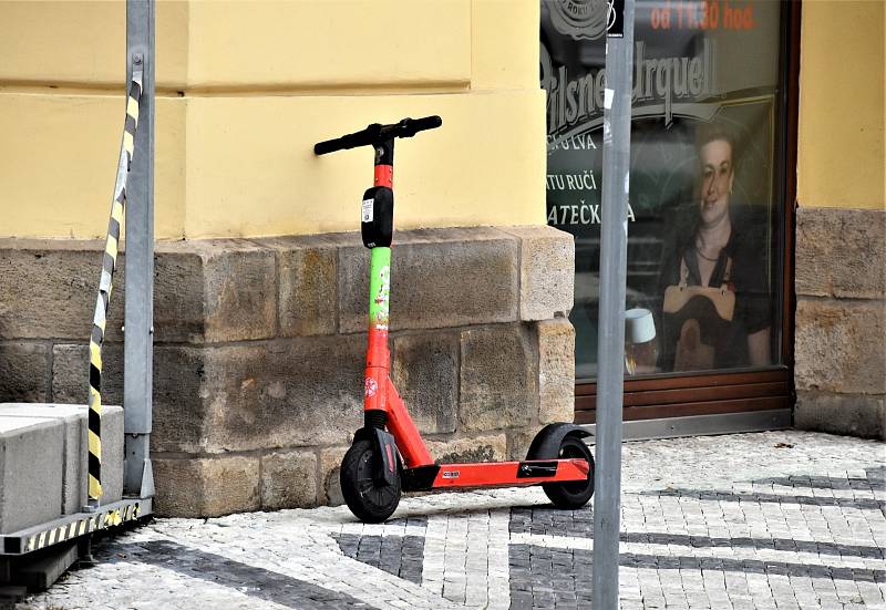 Z Hradce Králové zmizely pronajímané elektrokoloběžky na začátku zimy