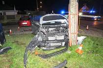 NA VÍCE NEŽ PŮL MILIONU korun byla odhadnuta škoda po nehodě dvou vozidel, při níž bylo zraněno sedm lidí a přerušena na několik hodin dodávka el. energie.