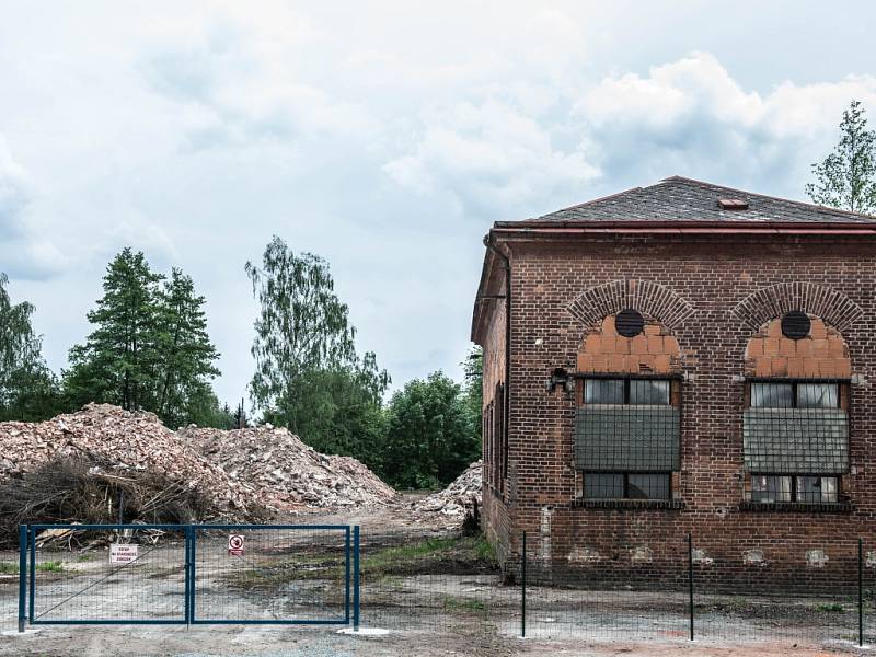 Demoliční práce v areálu bývalé koželužny v královéhradeckých Kuklenách.