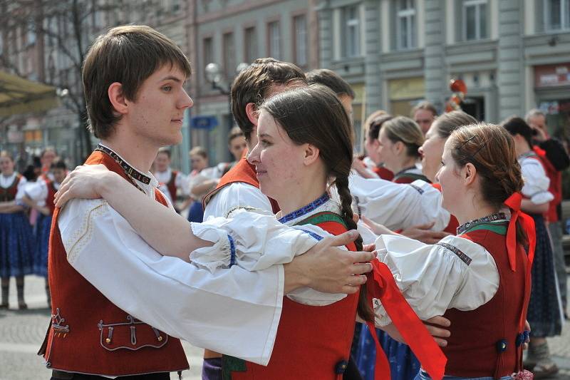 Víkend s folklorem a stavění májky na Šrámkově statku 