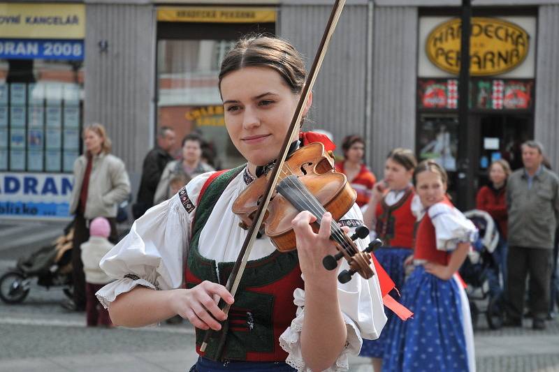 Víkend s folklorem a stavění májky na Šrámkově statku 