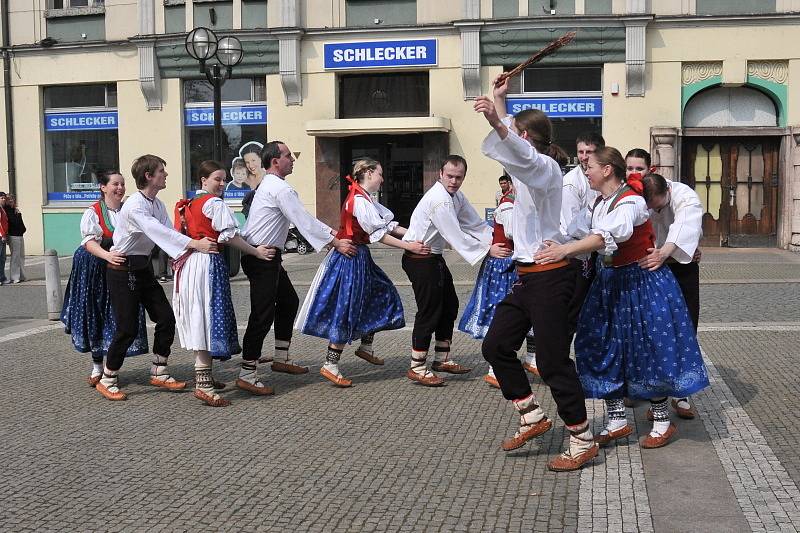 Víkend s folklorem a stavění májky na Šrámkově statku 