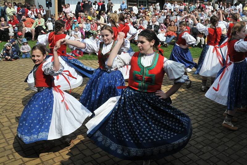 Víkend s folklorem a stavění májky na Šrámkově statku 