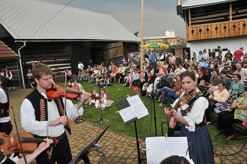 Víkend s folklorem a stavění májky na Šrámkově statku 