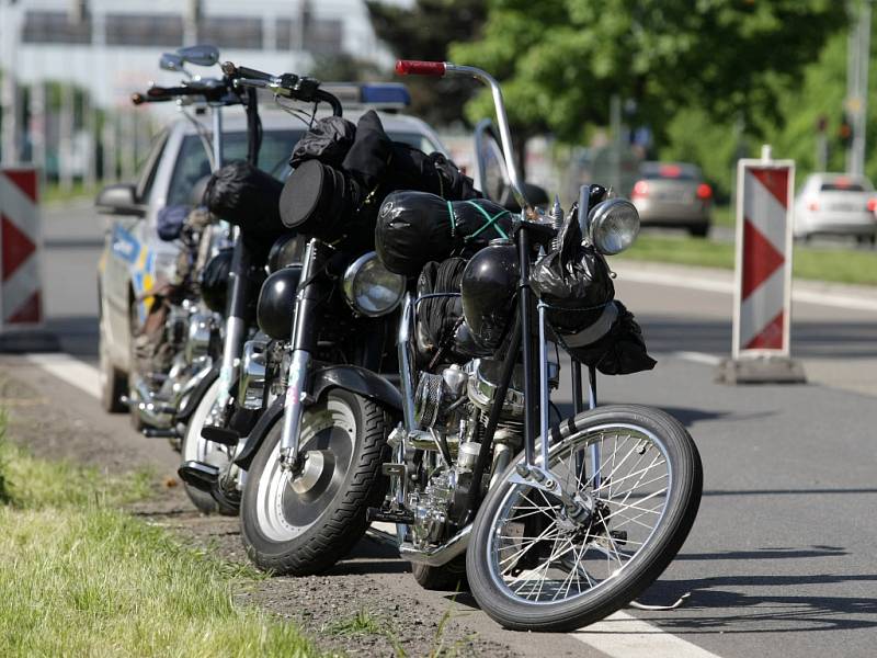 Zadržené motocykly na silnici mezi Hradcem Králové a Pardubicemi.