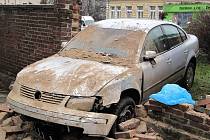 Nehoda těhotné řidičky v Jaroměři skončila zraněním a zbouranou zdí.