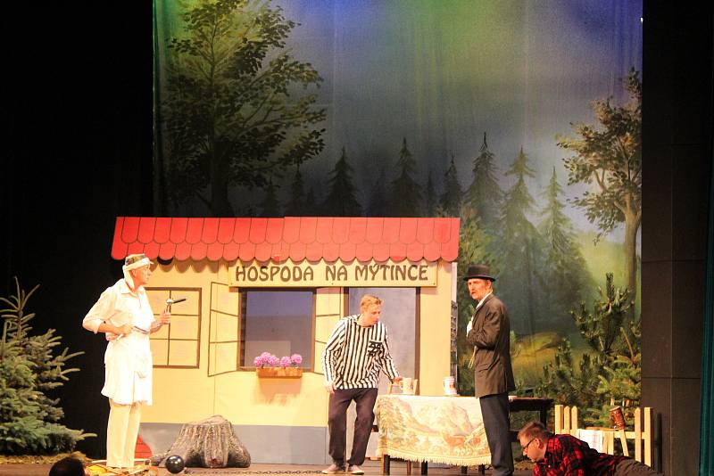 Novobydžovští ochotníci uchvátili obecentstvo "novým" nastudováním hry z pera génia Járy CImrmana - Hospoda Na mýtince.