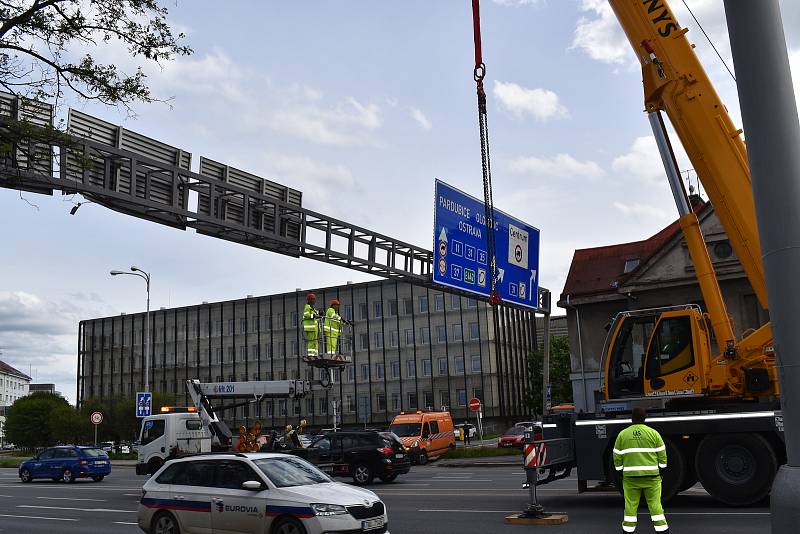 Poškozený dopravní portál museli dělníci odstranit. Za pomoci těžké techniky se jim to zhruba za hodinu povedlo.