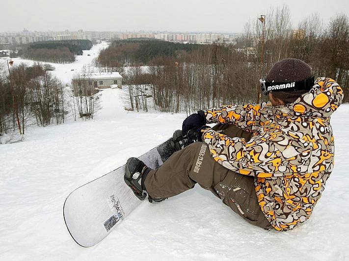 Opuštěná Rozárka. Sjezdovka byla vyhledávanou atrakcí, kde se lyžovalo v noci, ale i v letních měsících.