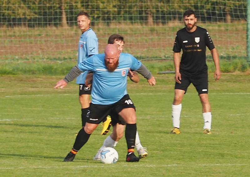 Doposud stoprocentní Probluz (v černém) na domácím trávníku porazila v duelu III. třídy Neděliště 4:2.