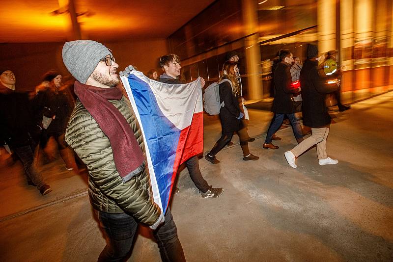Svíčkový pochod studentů připomněl v Hradci Králové 17. listopad