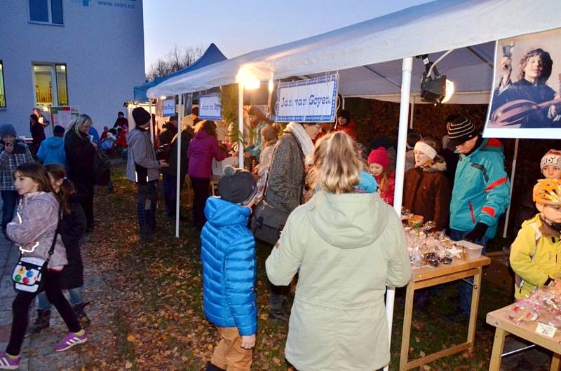 Adventní trh v Holandsku na školní zahradě hradecké ZŠ Sion J. A. Komenského.