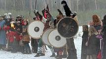 Fantasy bitva mezi barbary a rytíři u hradiště za Lesním hřbitovem v Hradci Králové.
