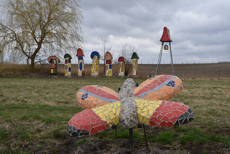 Jaroslav Horák zkrášluje krajinu v Černilově a okolí. Nad obcí se tyčí jeho holandský mlýn a své pozemky zdobí i nejrůznějšími plastikami.