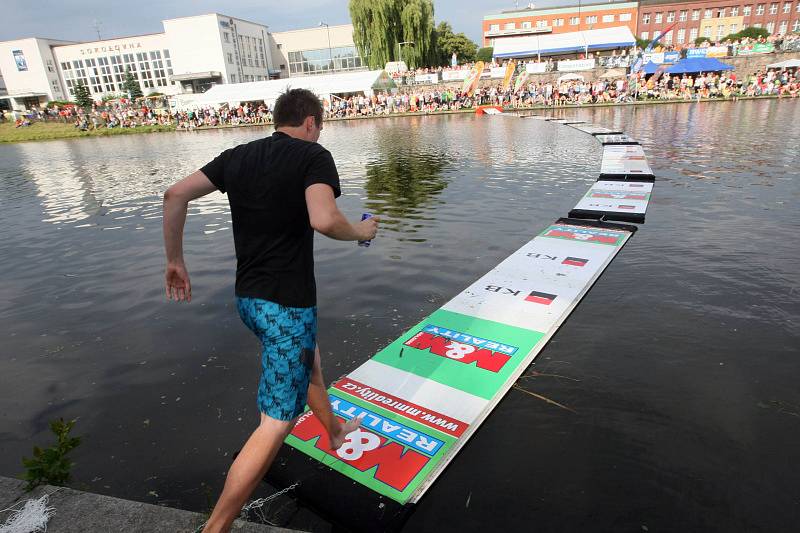 Populární disciplínou na Dni Labe je běh po 48 metrů dlouhé Trubačově lávce.