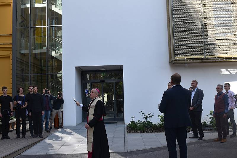 Nový školní rok začal na hradeckém Biskupském gymnáziu slavnostním otevřením nové budovy známé jako kostka.