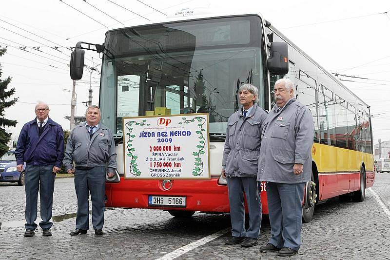 Dva miliony kilometrů bez nehody ujeté za volantem autobusu nebo trolejbusu v hustém městském provozu zvládli řidiči Václav Špina a František Židuljak.