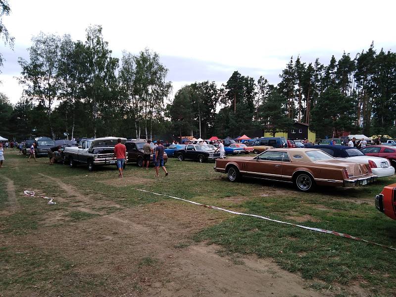 Jeden z největších setkání milovníků amerických automobilů v Česku se již po třinácté uskutečnil u královéhradeckého Stříbrném rybníku.