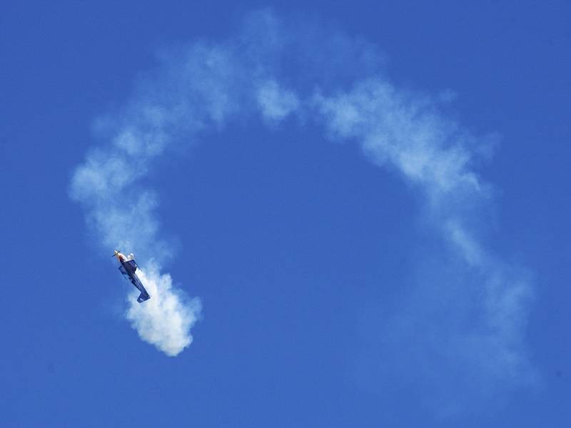 Pilot Martin Šonka s ukázkou letecké akrobacie na královéhradeckém letišti.