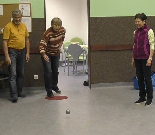 Hradecké seniory nadchl pétanque.