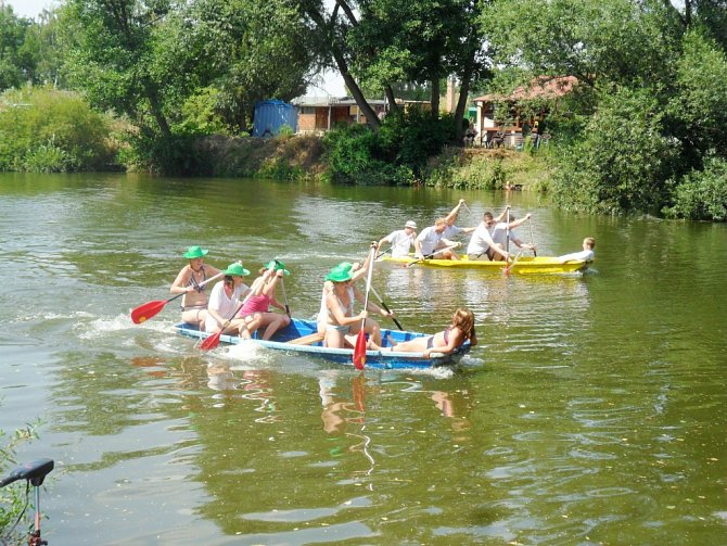 Tradiční Regata na řece Orlici - závod lodí v chatové osadě Dubina.