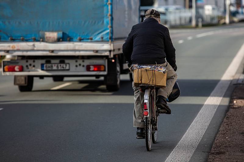 Cyklista na silnici mezi Hradcem Králové a Slatinou.