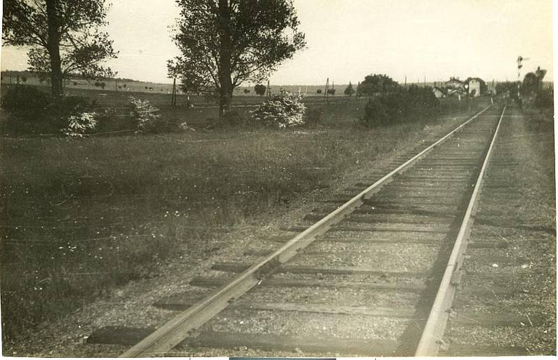 Mezi Smidary a Vysokým Veselím se v minulých dobách nacházela historická železniční dráha. Poslední parní vlak na lokálce projel 30. května 1970. Trať sloužila především pro dopravu hospodářských plodin a rovněž cestujících mezi těmito městy.