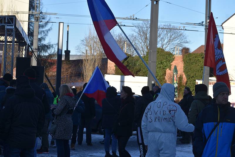 Volání po svobodě se v sobotu odpoledne neslo Hradcem Králové, kde se konala demonstrace odpůrců protiepidemických opatření. Na náměstí 28. října se jich odhadem sešlo více než šest stovek.