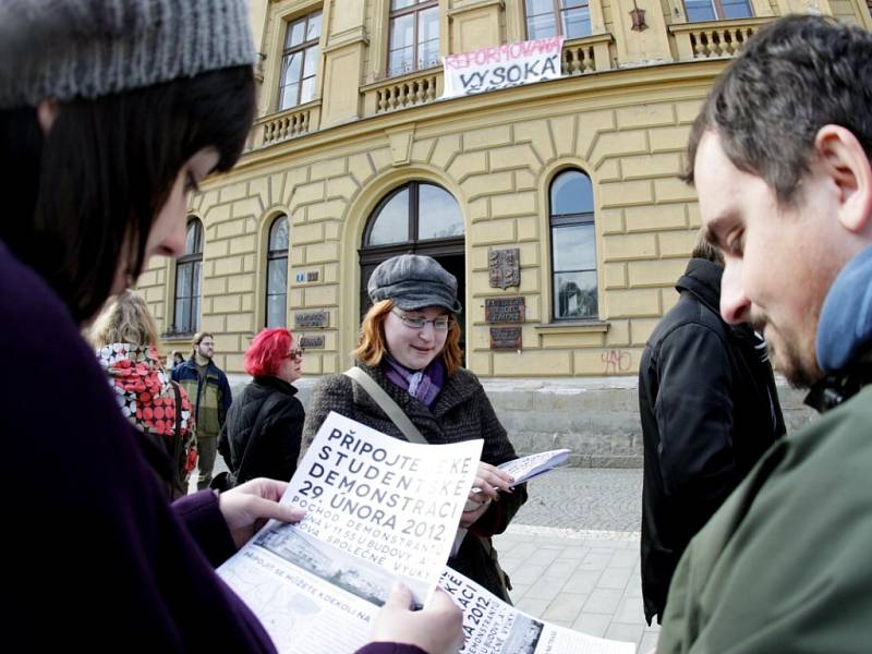 Studenti hradecké univerzity symbolicky zavřeli filozofickou fakultu. Akce byla první částí protestů proti reformám vysokých škol.