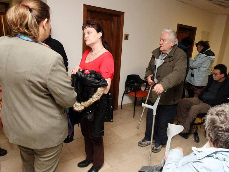 Úřad práce v Hradci Králové zaplnili klienti, kteří přišli žádat o dávky mobility.