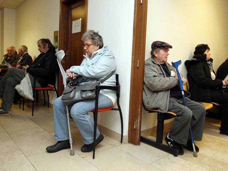 Úřad práce v Hradci Králové zaplnili klienti, kteří přišli žádat o dávky mobility.