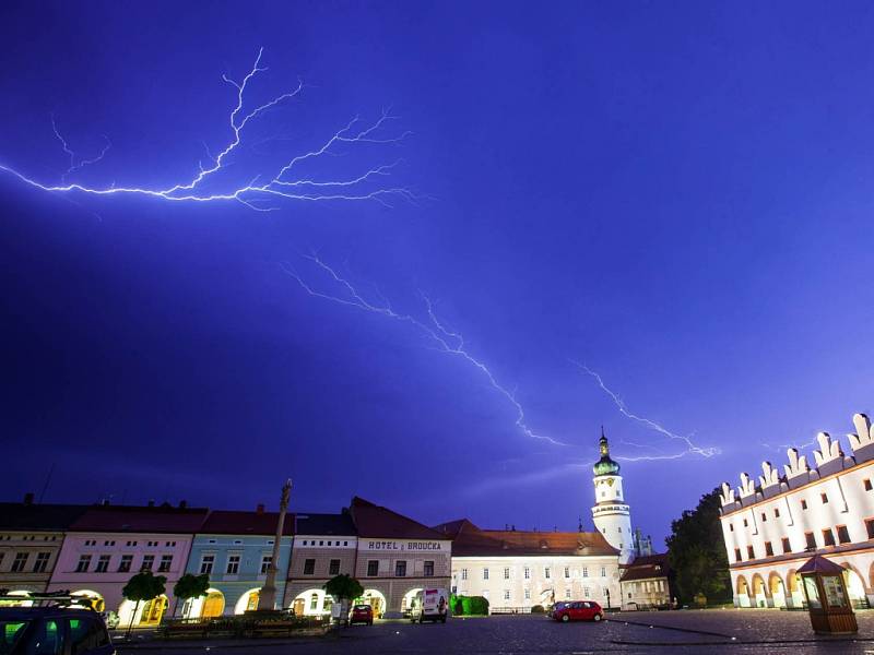 Bouře nad náměstím v Novém Městě nad Metují.