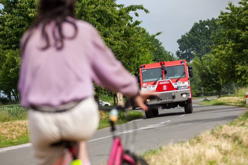 Požár kravína u Hořiněvsi na Hradecku