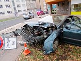 Havárie osobního automobilu na silnici I. třídy u křižovatky ulic M. D. Rettigové a Resslova v Hradci Králové.