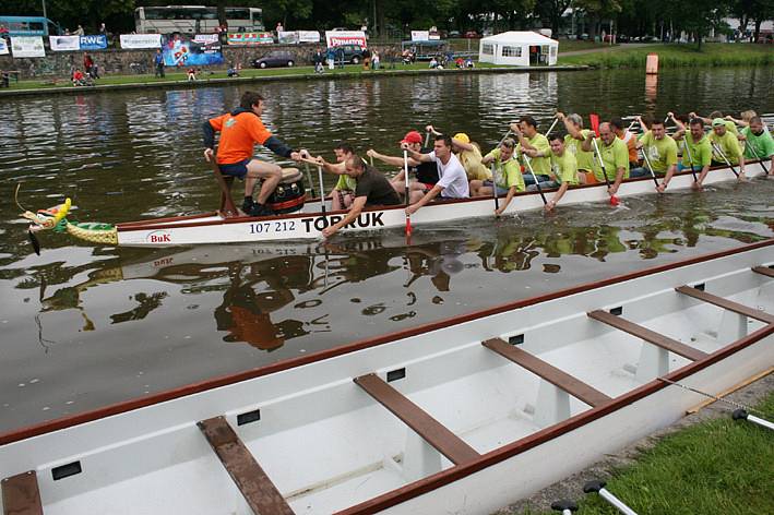 DEN LABE: Sobotní závod dračích lodí u Eliščina nábřeží.