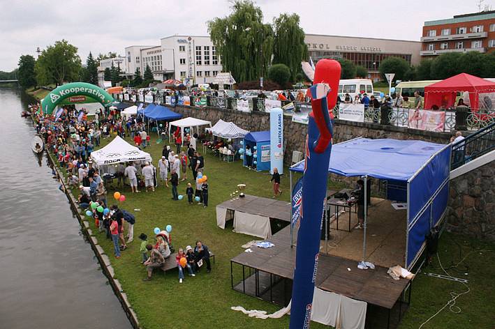 DEN LABE: Sobotní závod dračích lodí u Eliščina nábřeží.