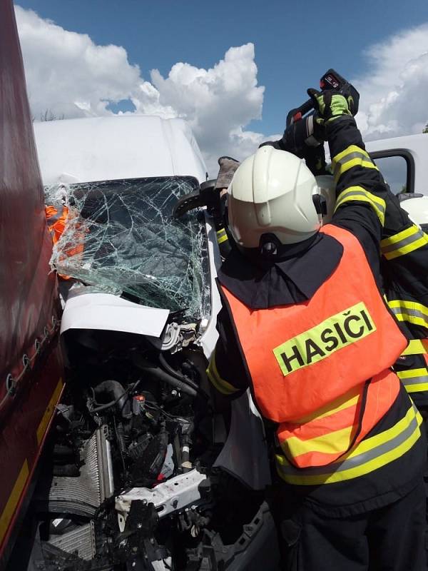 Po srážce dodávky a nákladního vozidla museli hasiči jednoho řidiče vyprostit