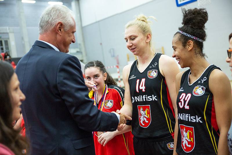 Finálový zápas finálového turnaje Českého poháru basketbalistek v Karlových Varech: KP Brno - Sokol Nilfisk Hradec Králové (v černém).