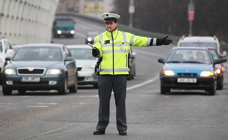 Křižovatka u Tesly v Hradci Králové řízená policisty.