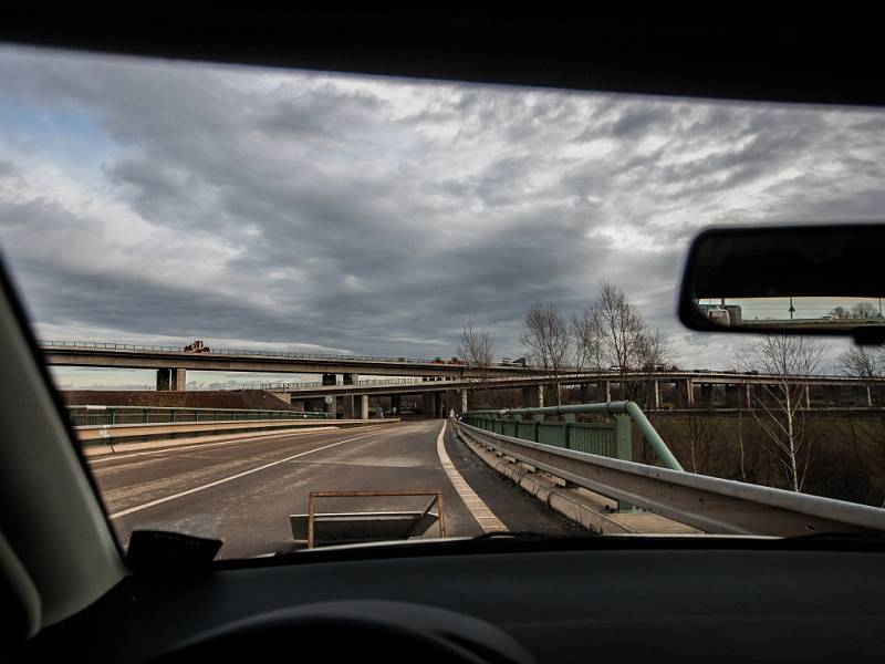 Stavba mimoúrovňové křižovatky u Opatovic nad Labem.