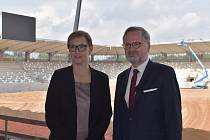 Při zastávce v Hradci Králové si premiér Petr Fiala prohlédl s primátorkou Pavlínou Springerovou rozestavěný fotbalový stadion v Malšovicích.