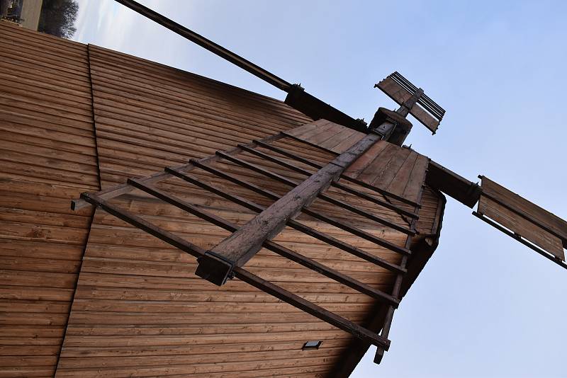 Repliku větrného mlýnu z Librantic postavili sekerníci v Podorlickém skanzenu v Krňovicích na Hradecku.