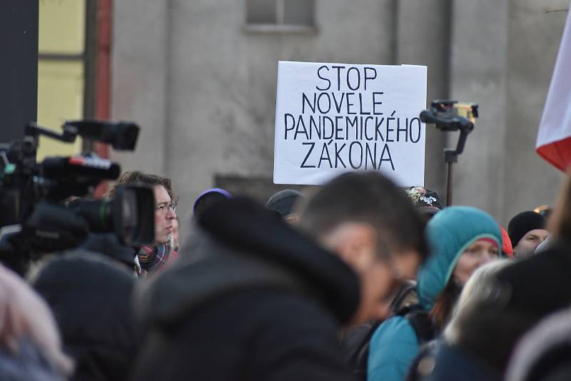 Volání po svobodě se v sobotu odpoledne neslo Hradcem Králové, kde se konala demonstrace odpůrců protiepidemických opatření. Na náměstí 28. října se jich odhadem sešlo více než šest stovek.